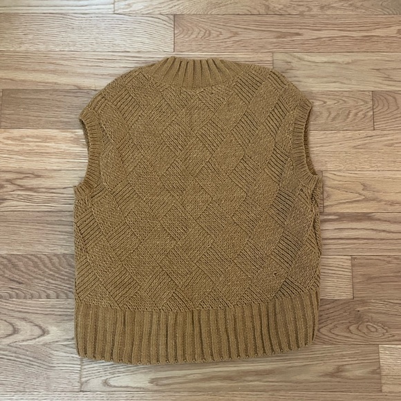 Soft knit sweater vest - Picture 2 of 3